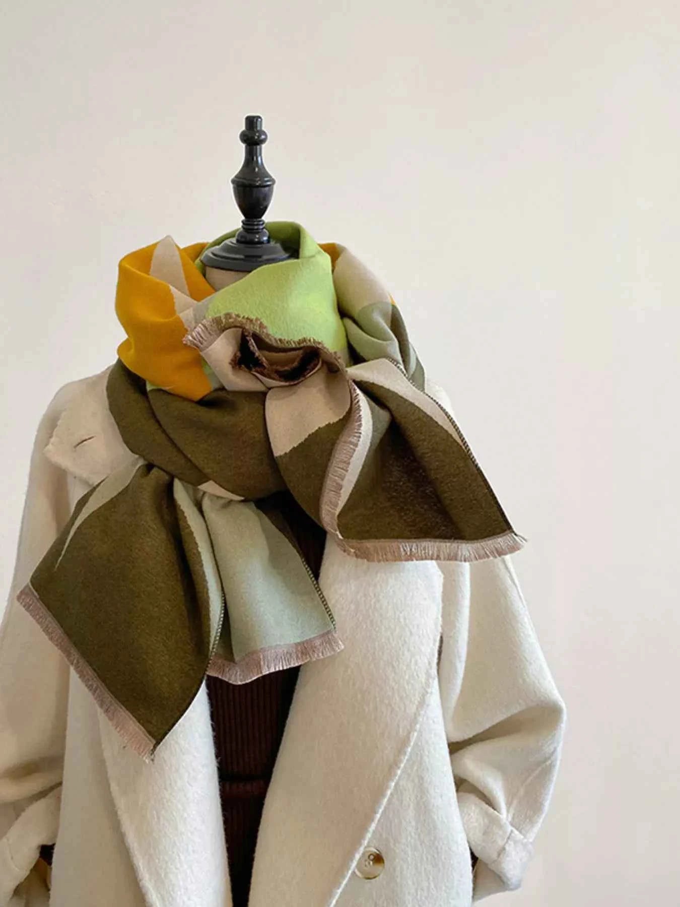 Contrast Raw Hem Scarf