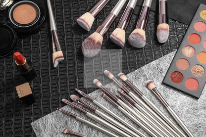 Beige 18-Piece Makeup Brush Set - Professional Synthetic Fiber Brushes with Wooden Handles for Flawless Beauty