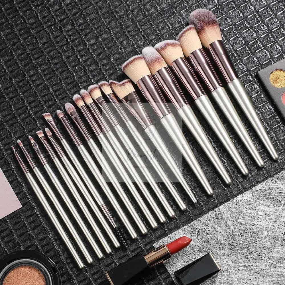 Beige 18-Piece Makeup Brush Set - Professional Synthetic Fiber Brushes with Wooden Handles for Flawless Beauty