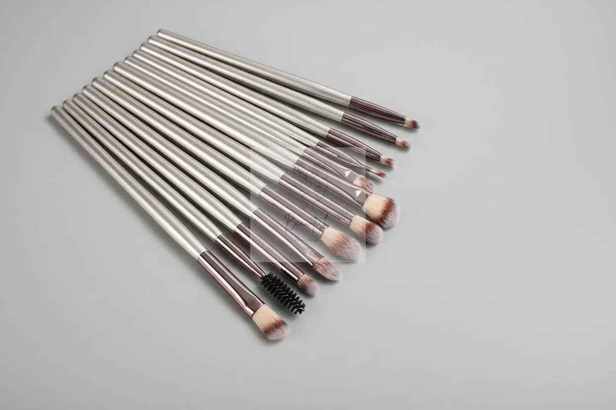 Beige 18-Piece Makeup Brush Set - Professional Synthetic Fiber Brushes with Wooden Handles for Flawless Beauty
