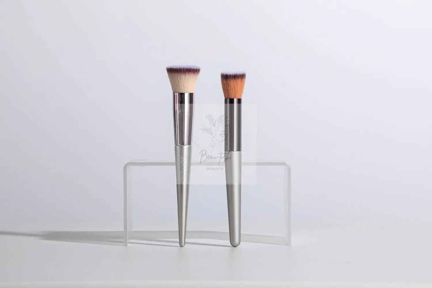 Beige 18-Piece Makeup Brush Set - Professional Synthetic Fiber Brushes with Wooden Handles for Flawless Beauty