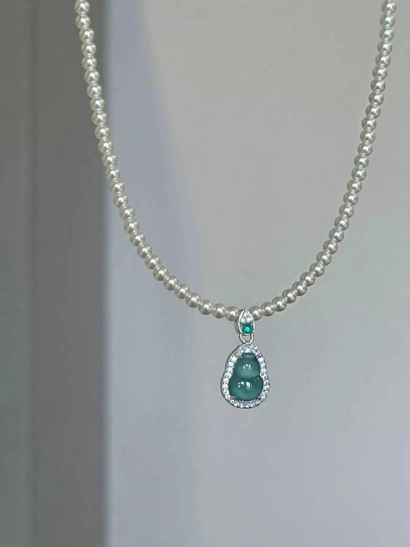 Gourd Pendant Pearl Necklace