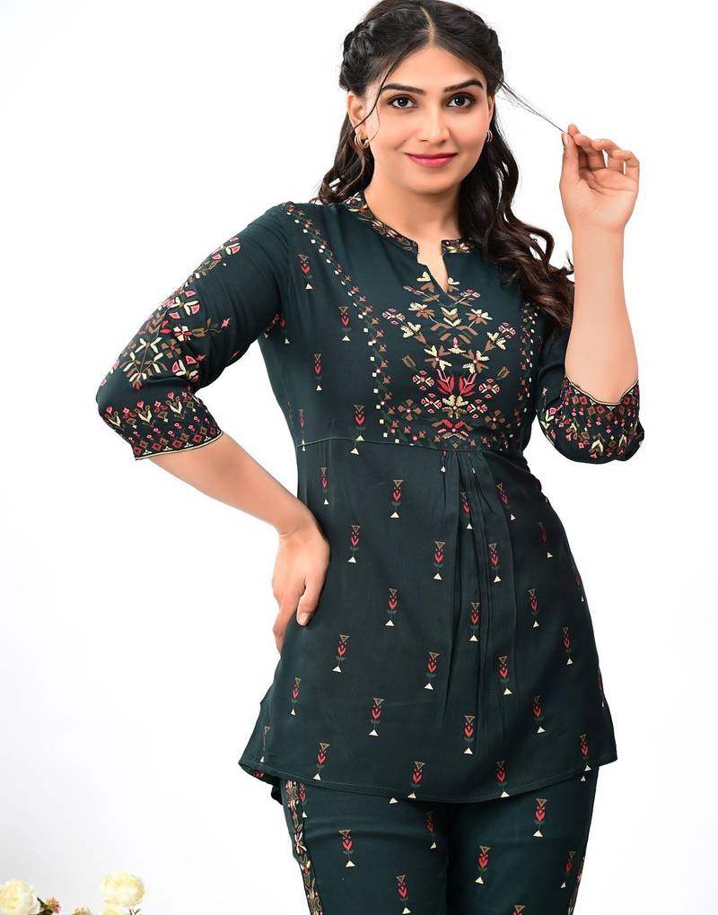 Women's Green Printed Rayon Kurti Pant Set