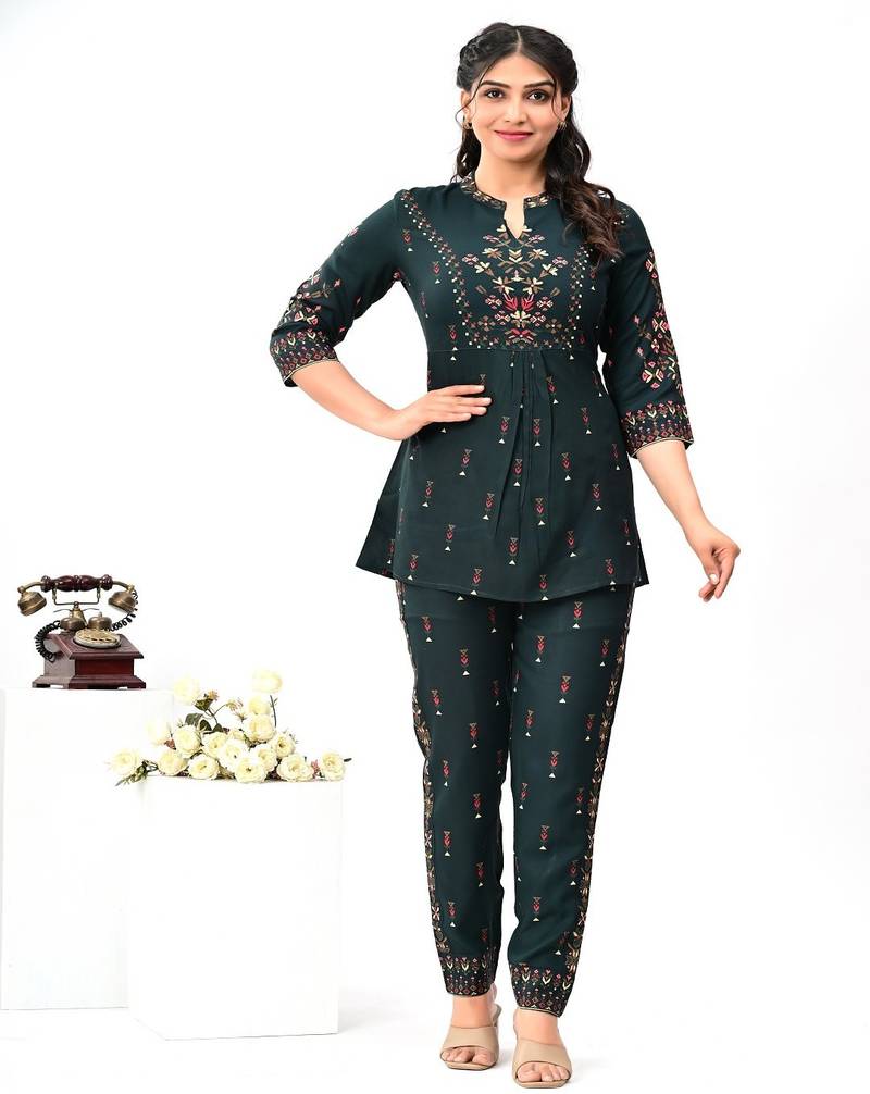 Women's Green Printed Rayon Kurti Pant Set