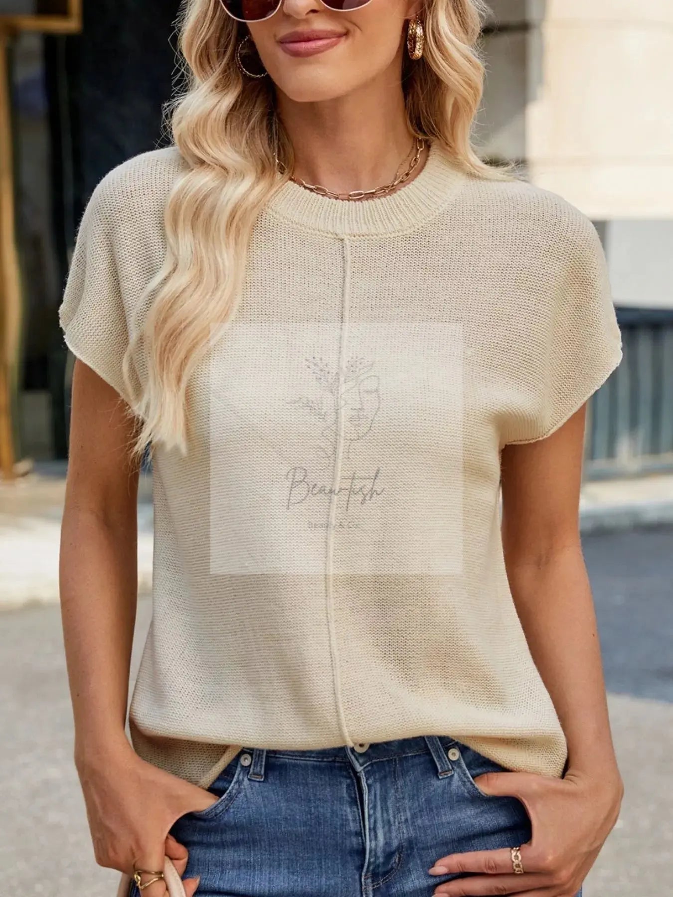 Round Neck Short Sleeve Knit Top with Center Seam Detail