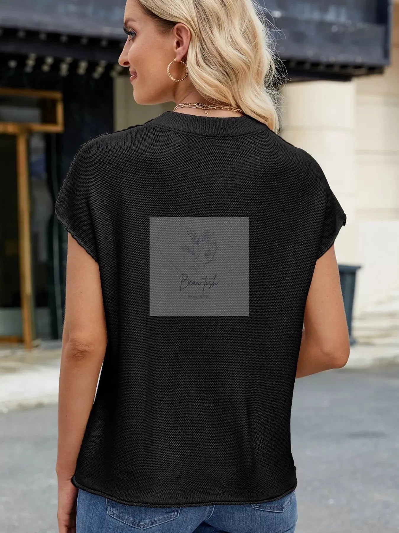 Round Neck Short Sleeve Knit Top with Center Seam Detail