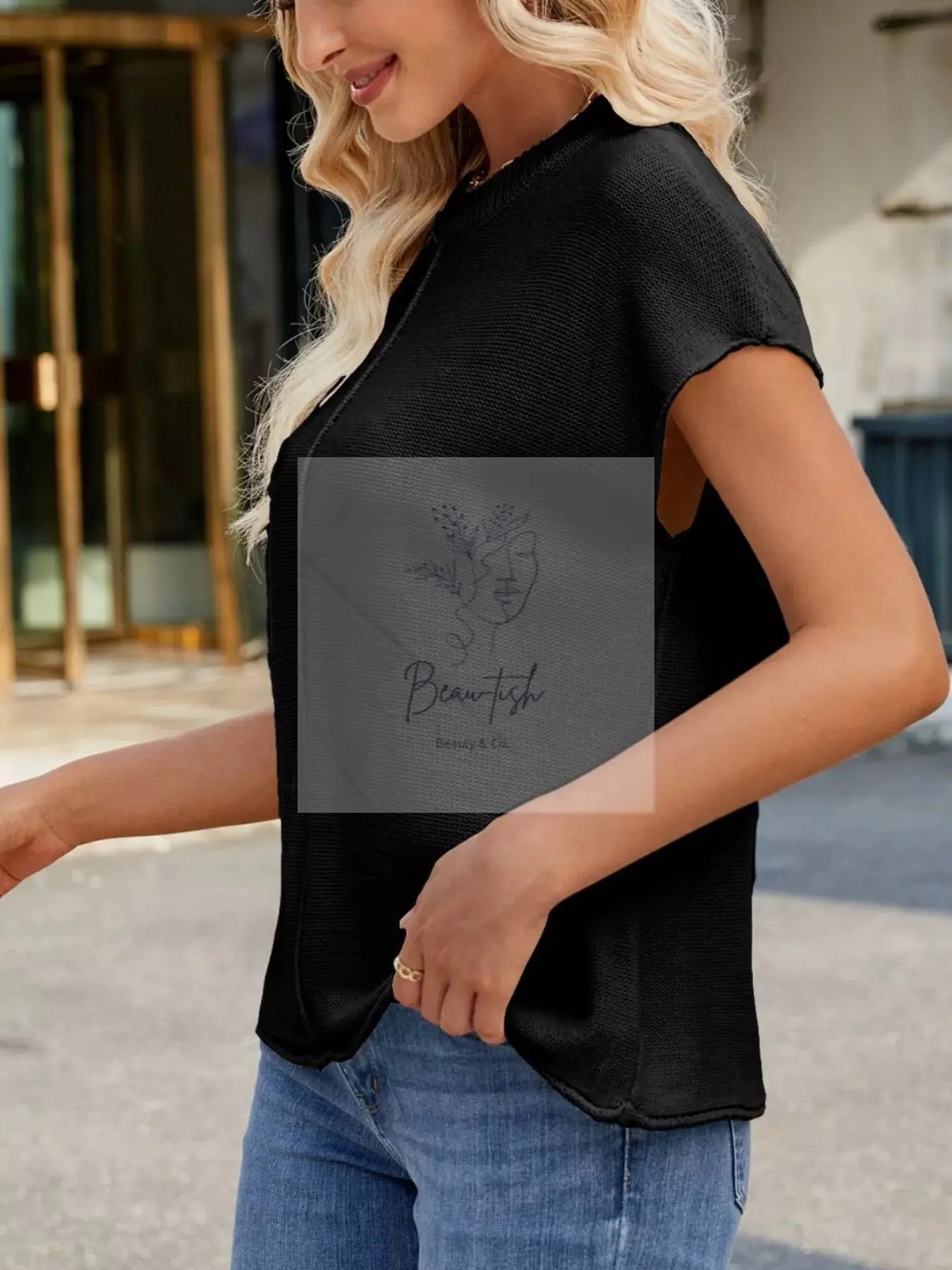 Round Neck Short Sleeve Knit Top with Center Seam Detail