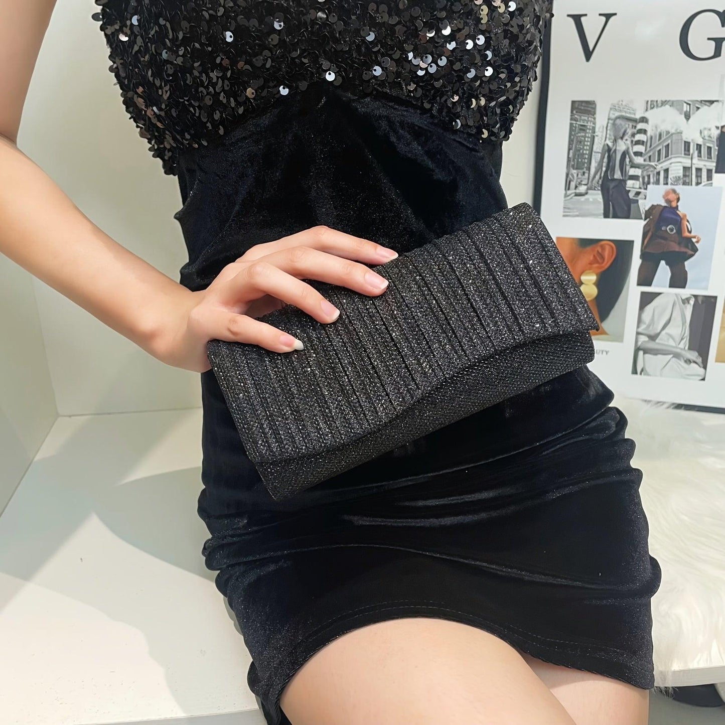 Smooth Curve Clutch with Detachable Shoulder Strap