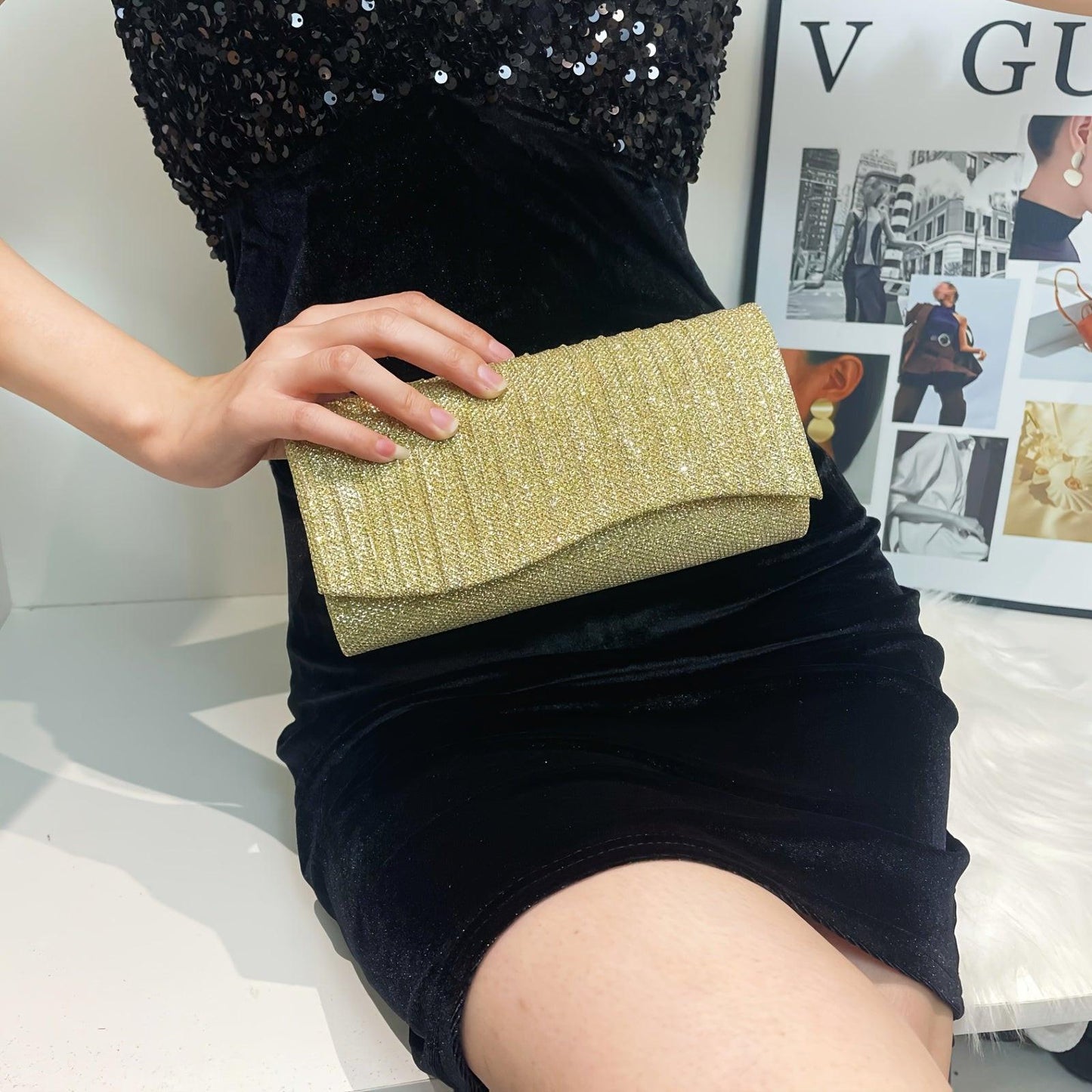 Smooth Curve Clutch with Detachable Shoulder Strap
